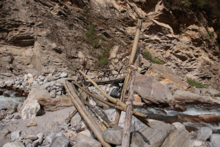 बाढीपहिरोले बगाएको सडक पुनर्निर्माण नहुँदा च्याङथापूवासी समस्यामा