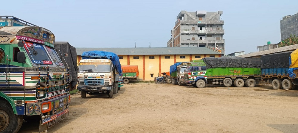 वीरगञ्जमा निरन्तर थुप्रिरहेको छ युरिया मल, भण्डारण गर्न गोदामकै अभाव, गहुँको सिजनमा सहज हुने