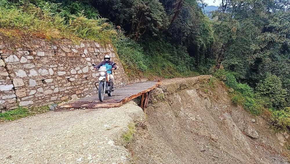 पोखरेबगर-चित्रे सडक मर्मत नहुँदा पर्यटकलाई सास्ती