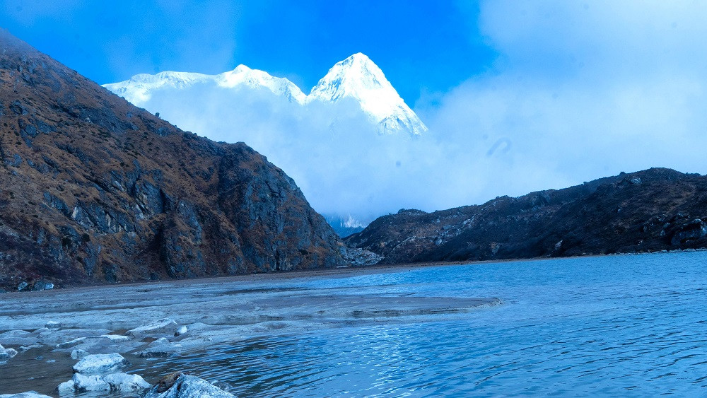 लाप्साङ पोखरी र हिमाल