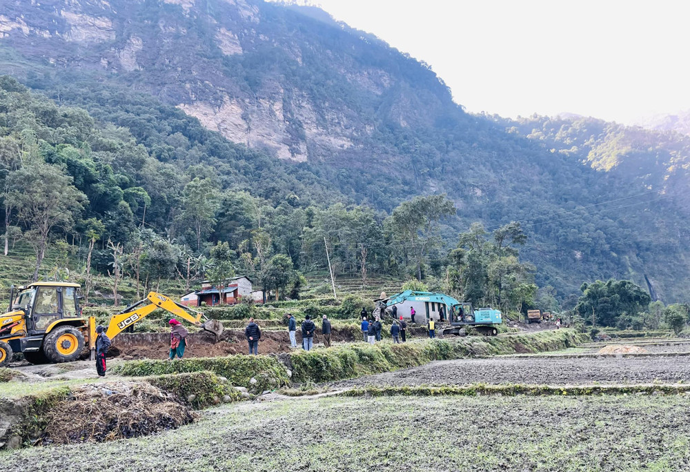 म्याग्दीको कृषि सडक कालोपत्र गर्न धमाधम तयारी गरिँदै