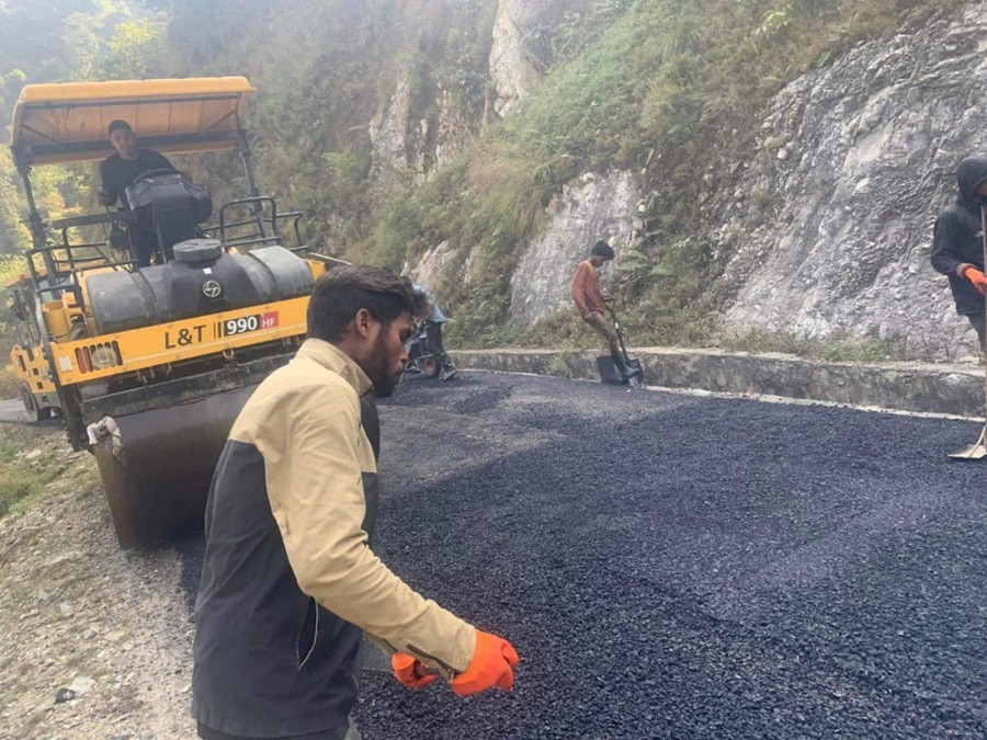 पर्वतको लुङ्खु-हुवास सडक धमाधम कालोपत्र हुँदै