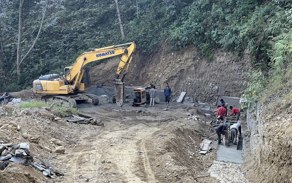 मध्यपहाडी लोकमार्गको वैकल्पिक सडक धमाधम स्तरोन्नति