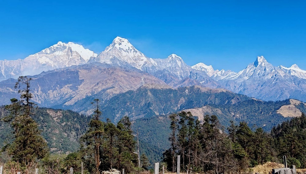 मोहरेडाँडाबाट देखिएको अन्नपूर्ण र माछापुच्छ्रे हिमशृङ्खला