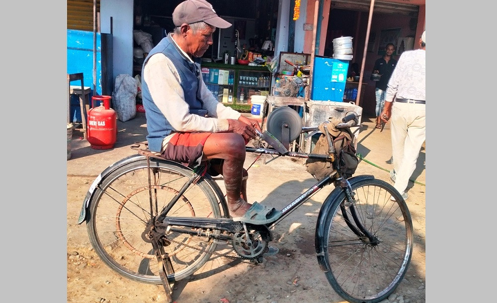 हतियारमा ‘धार’ लगाएर जीविकोपार्जन गरिरहेका ७० वर्षीय मुखिया