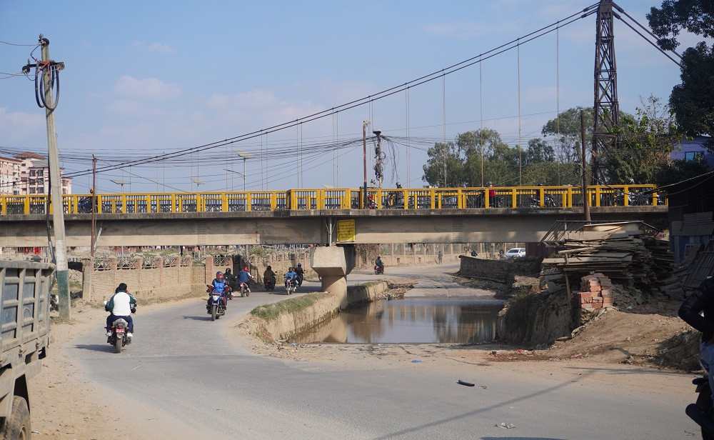 हिउँदमा पनि हटेन बागमती करिडोरको कालो पुलमुनि पानी जम्ने समस्या