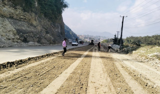 मध्यपहाडी लोकमार्गअन्तर्गत हरिचोक-याम्दी सडक स्तरोन्नतिको काम तीव्र गतिमा हुँदै