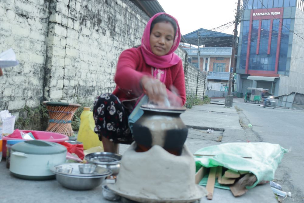 जाडोमा भक्का बेचेर खर्च जुटाउँदै महिला