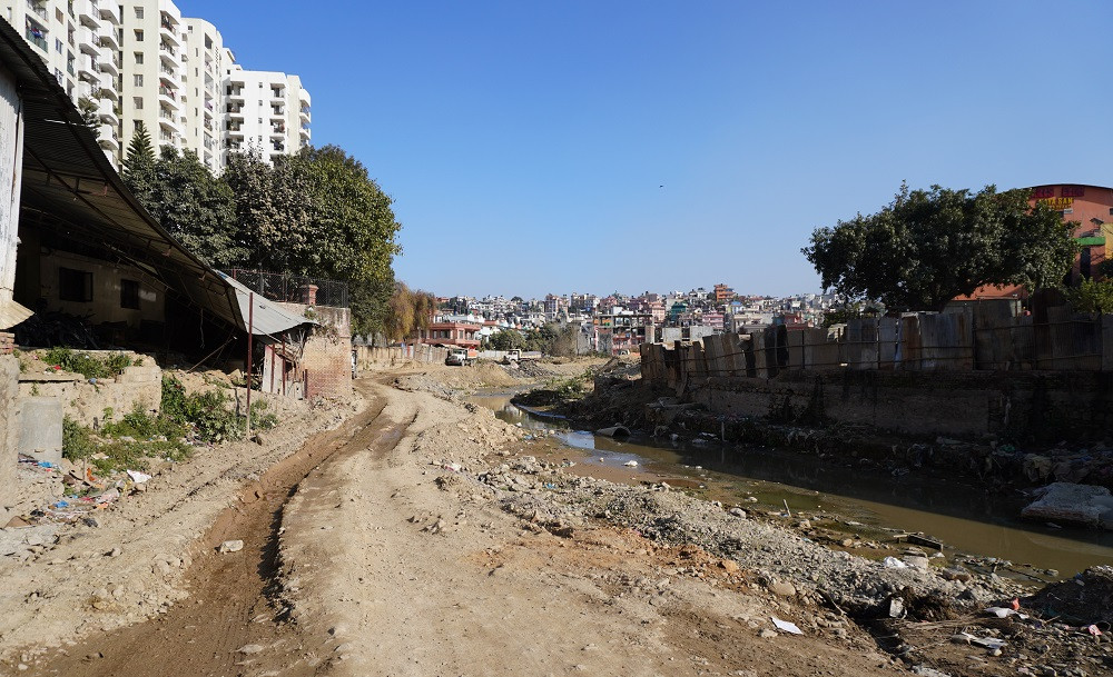 नख्खु करिडोरमा अत्यधिक धुलो र गन्ध, स्थानीयलाई सास्ती