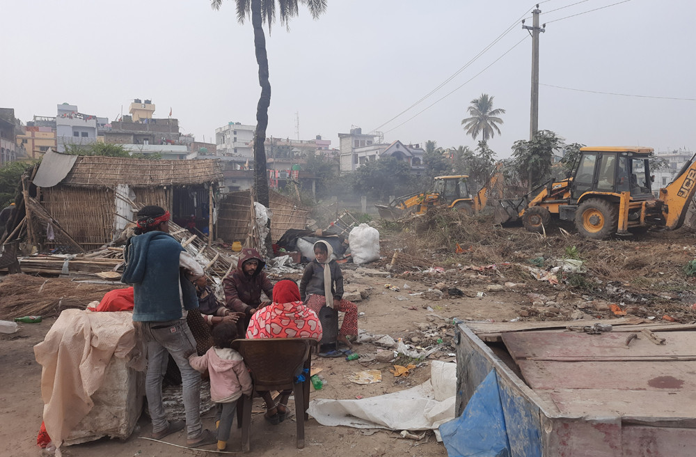 बिपी उद्यानको अतिक्रमित जग्गामा बनेका संरचना हटाउन सुरु