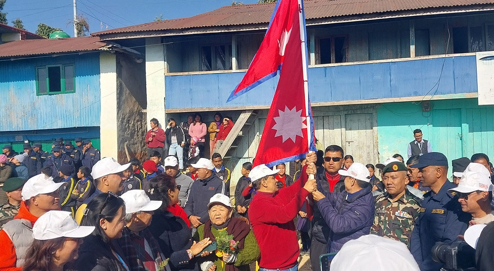 निसान फर्काइएको सडकमा पदयात्रा सुरु