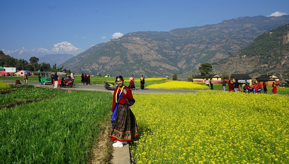 रत्नेचौरमा बढ्दै पर्यटक, मौलिक पोसाक भाडामा लगाएर आम्दानी गर्दै स्थानीय