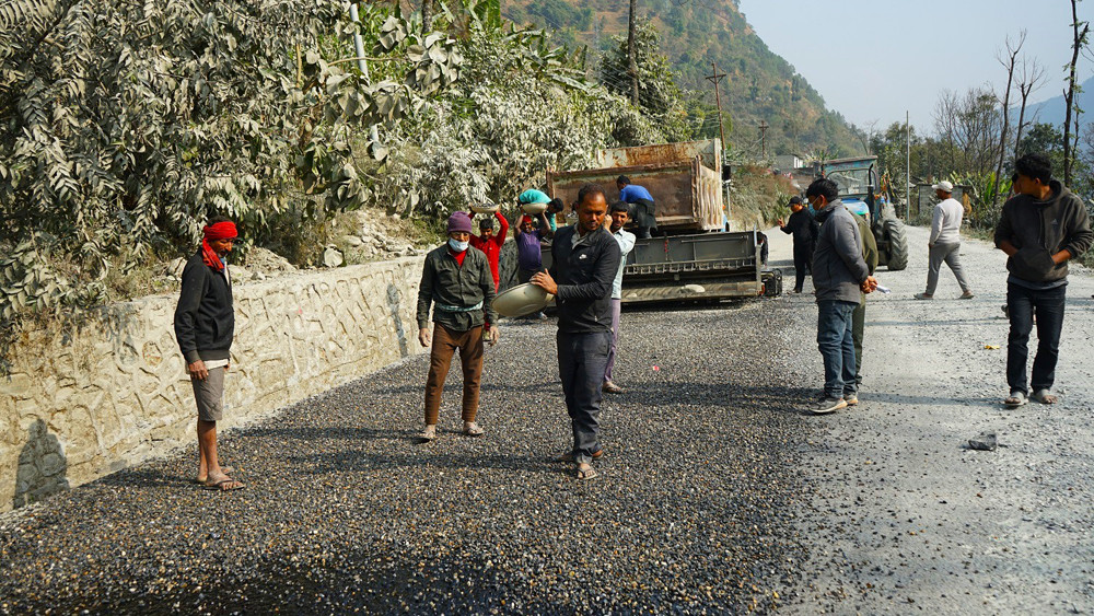 बेनी-दरवाङ सडक : रणवाङ-दरवाङ खण्डमा कालोपत्र सुरू