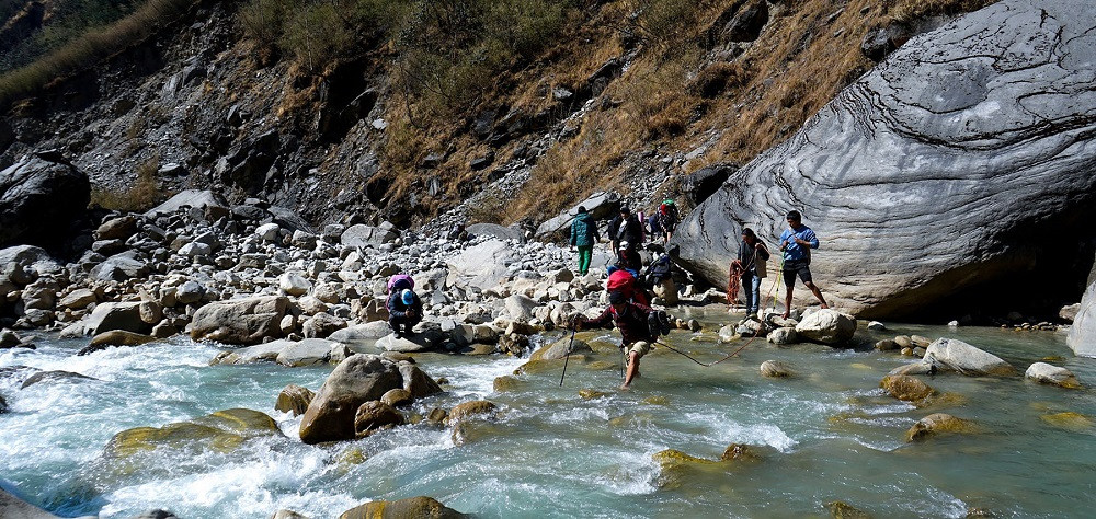 खोला तर्दै पदयात्री