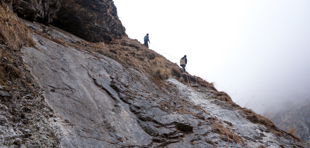 डोरीमा झुण्डिएर यात्रा गर्नुपर्ने बाध्यता